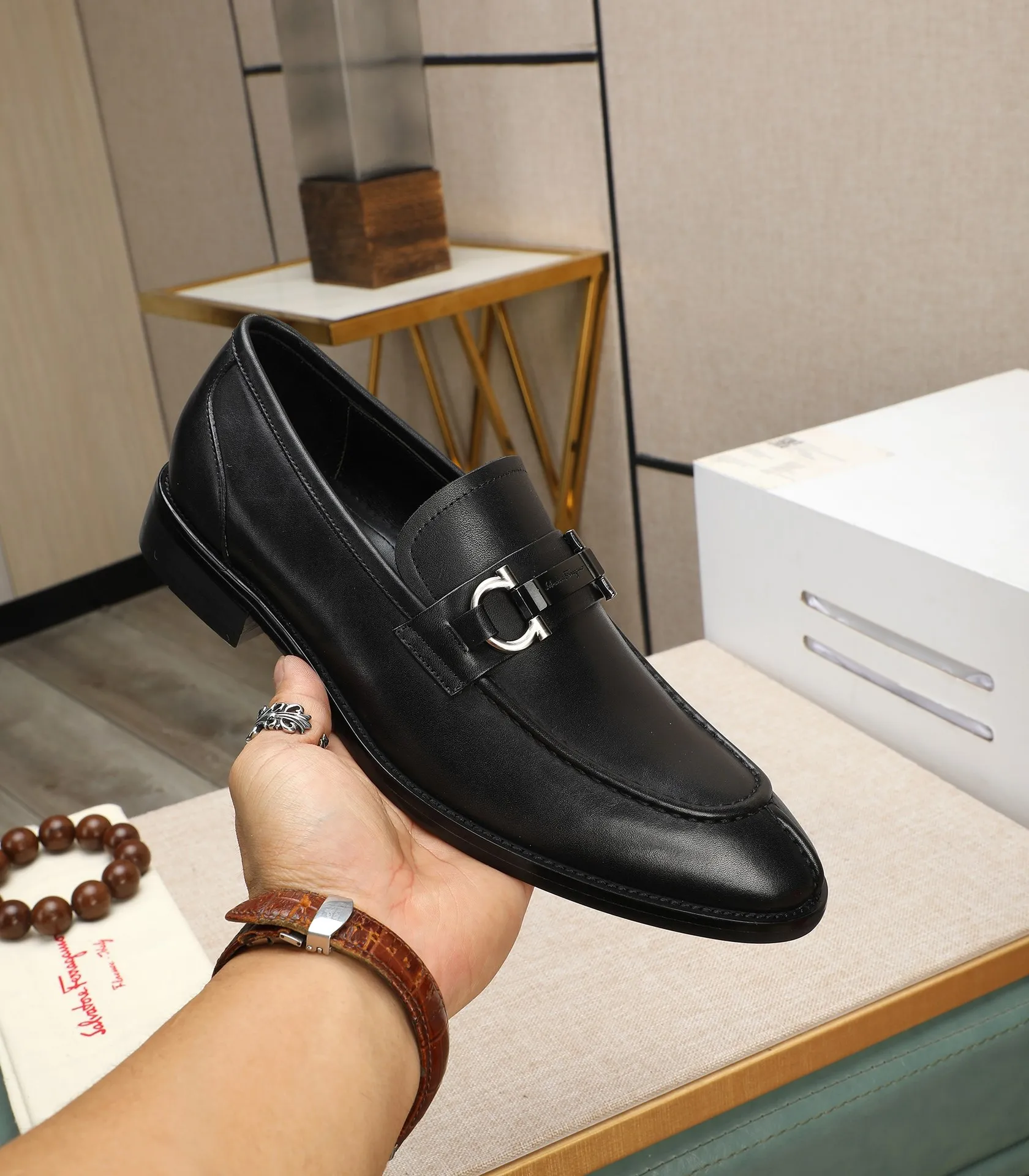 Men's shoes 💰540📛📛(water-dyed cowhide) Salvatore Ferragamo high-end (Salvatore Ferragamo) is the world's top luxury footwear brand. It comes from the fashion kingdom of Italy and is famous all over the world for its traditional handmade design and novel styles...🚶🏻🚶🏻New suit shoes are available simultaneously at the counter. This model is purely handmade. The fabric is imported from Italy's original first-layer cowhide. Soft water-dyed cowhide lining. Original authentic outsole🌀🌀Size: 38➖44 (45 customized)